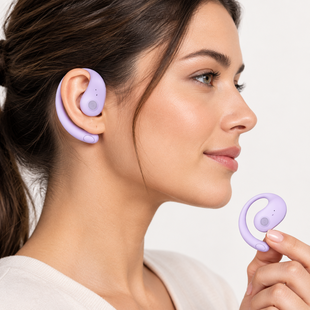 Personne portant un écouteur Bluetooth lavande avec le second en main