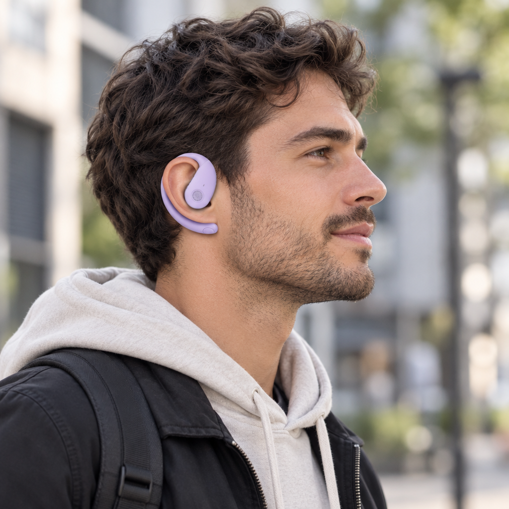 Homme portant les écouteurs Bluetooth lavande en extérieur