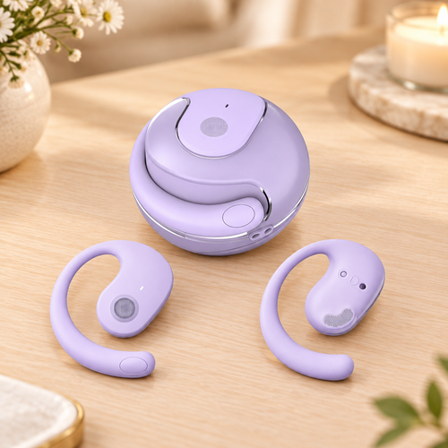 Écouteurs Bluetooth lavande et boîtier posés seuls dans un décor élégant
