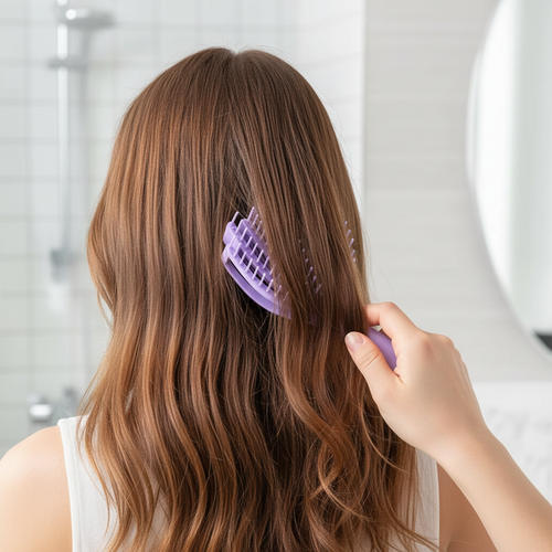 Gros plan du brossage avec la brosse démêlante ajourée violette